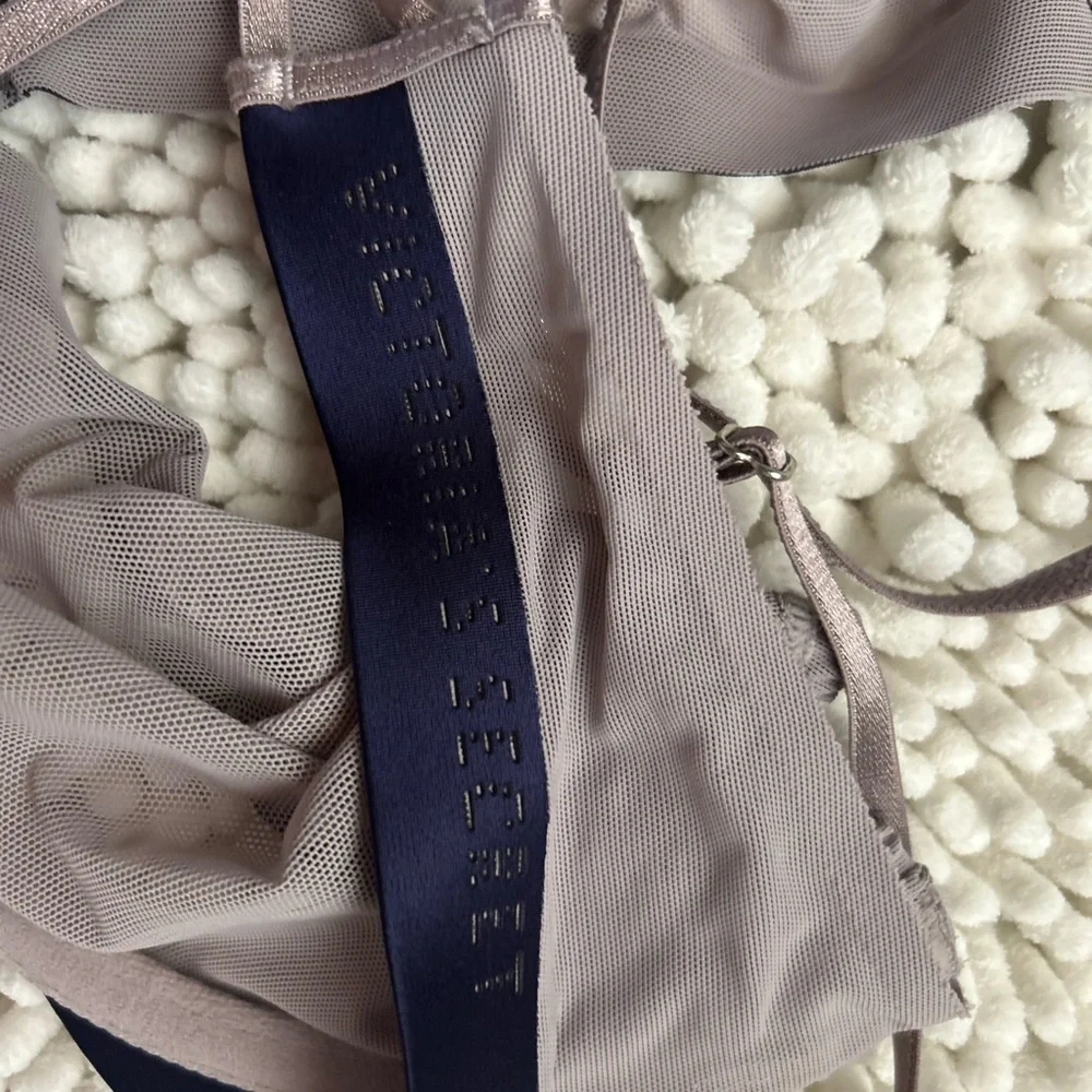 Victoria's Secret Gray and Navy Bra - Picture 6 of 8